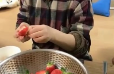 韩国小姐姐吃草莓冰棒,草莓冰棒美味分享