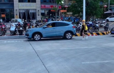 美团小姐姐扣车照片,智慧出行新风尚